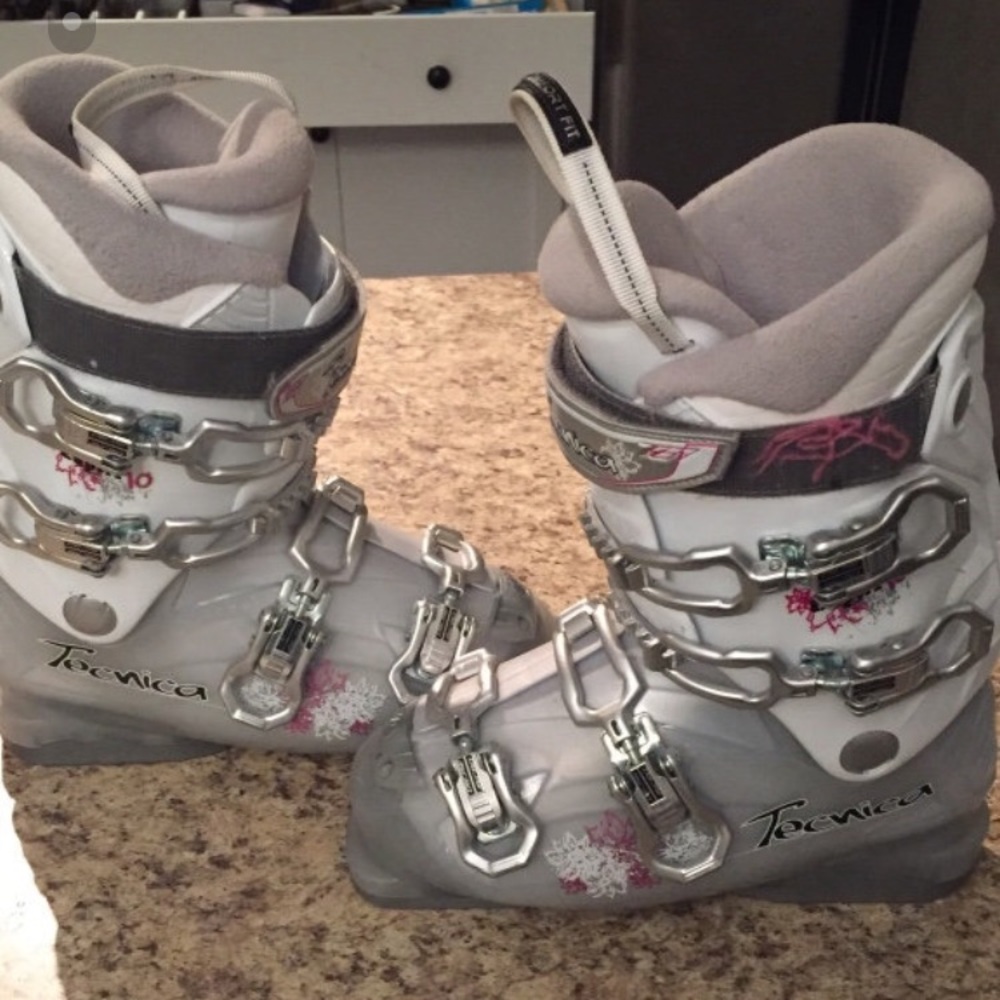 Woman’s tecnica ski boots